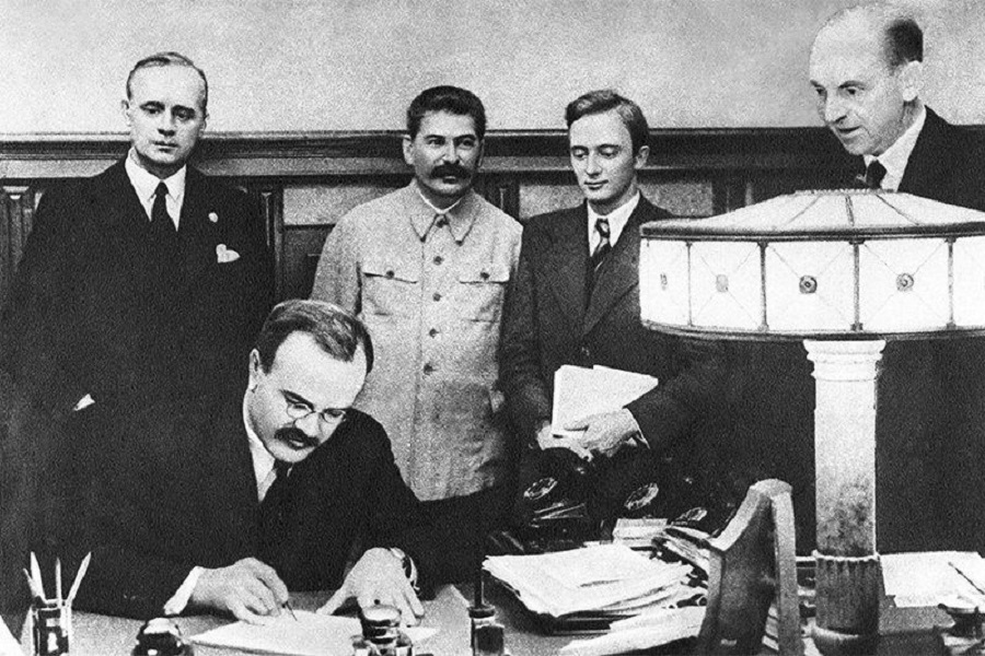German And Soviet Governments Sign Secret Pact To Divide Eastern Europe